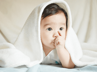 enfant suce son pouce